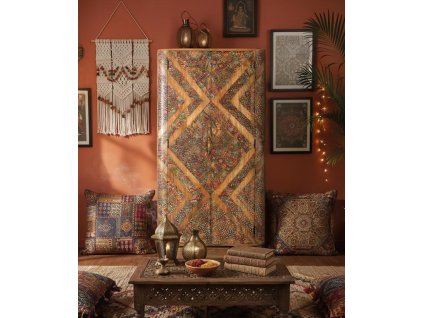 Designová skříň orientálního stylu v interiéru