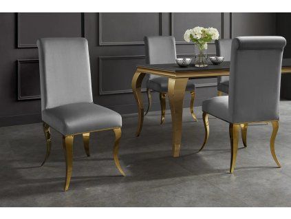 Stylová židle ze šedého sametu v interiéru