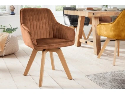 Stylová židle z hnědého sametu v interiéru