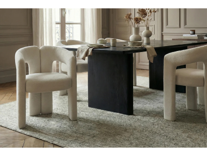 Designová polstrovaná židle v interiéru