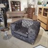 Luxusní chesterfield křeslo Modern Barock šedý samet - foto showroom