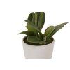 Detail na spodní část umělé orchideje