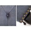 Detail Chesterfield prošívání a nýtů