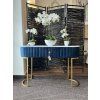 Designová umělá bílá orchidej v interiéru