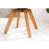 Designová židle s dřevěnými nohami