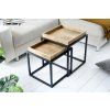 Set stylových stolku s odnímatelnými dřevěnými tácy v interiéru