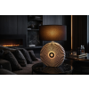 Rozsvícená stylová stolní lampa v interiéru