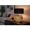 Rozsvícená stylová stolní lampa v interiéru