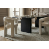 Designová polstrovaná židle v interiéru