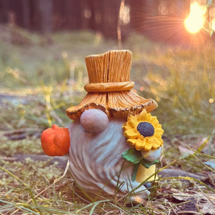 Sádrový skřítek farmář na zahrádku