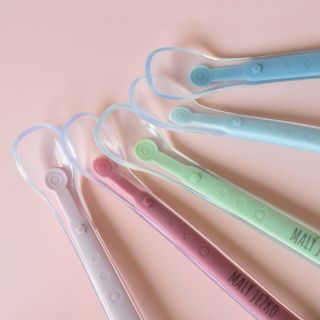 🥄🦔 Mäkké. Ohybné. Overené mamičkami, obľúbené drobcami. Naše silikónové lyžičky na kŕmeni sú vyrobené z extra jemného...