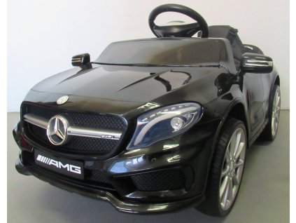 El auto Mercedes GLA45 čier 1