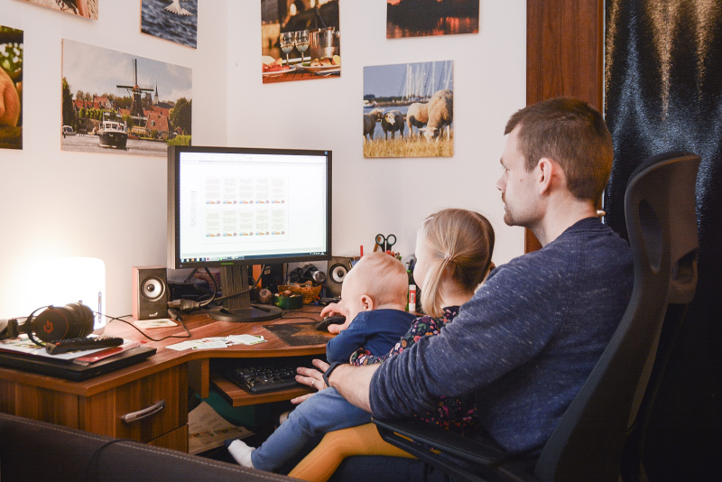 Výroba hry s dětmi na klíně