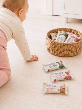 🍓 Malé ručičky, velká radost 💛 Když chutná svačinka tak moc, že si pro ni mimčo doleze samo 😍 BISKIDS – jemné sušenky a...
