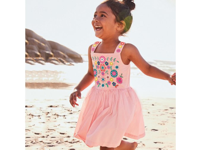 Letní růžové dívčí šaty s výšivkami