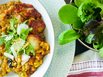 Zapečená rýže s lilkem, šafránem a mozzarellou