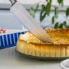 Forma coox QUICHE průměr 26 cm se skleněnou základnou a nožičkami, modrá