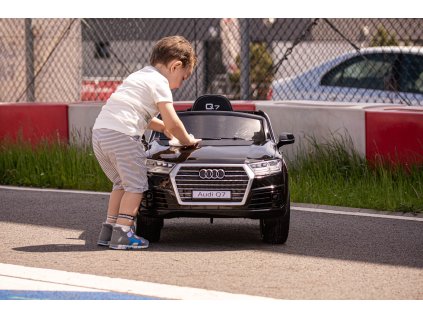 1734 elektricke auticko audi q7 lakovane cerne