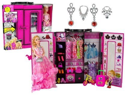 Bambola con grande armadio