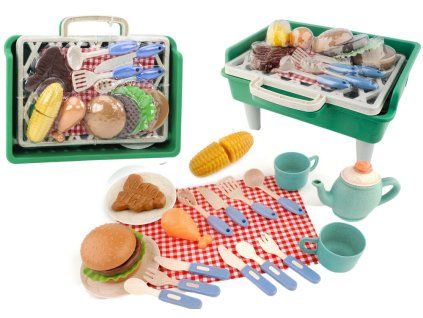 Set da barbecue con cibo, posate, piattini e tazze