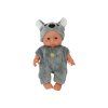 Piccola bambola per bambini in abito grigio e cappellino da koala
