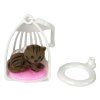 Bambola per bambini Emily con capelli grigi e gattino sulla altalena