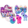 Figura colorată de unicorn într-un ou magic cu un pieptene mixt