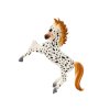 211579 1 figurka bileho kone s puntiky stojiciho na farme roztomily kun