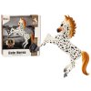211579 figurka bileho kone s puntiky stojiciho na farme roztomily kun