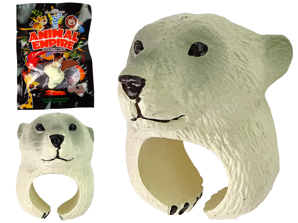 Otroški prstan na roki z belim medvedom