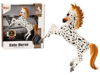 211579 figurka bileho kone s puntiky stojiciho na farme roztomily kun