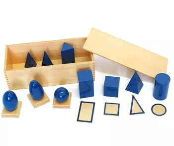Moyo Montessori Moyo Montessori Geometrické telesá s podstavcami a krabicou