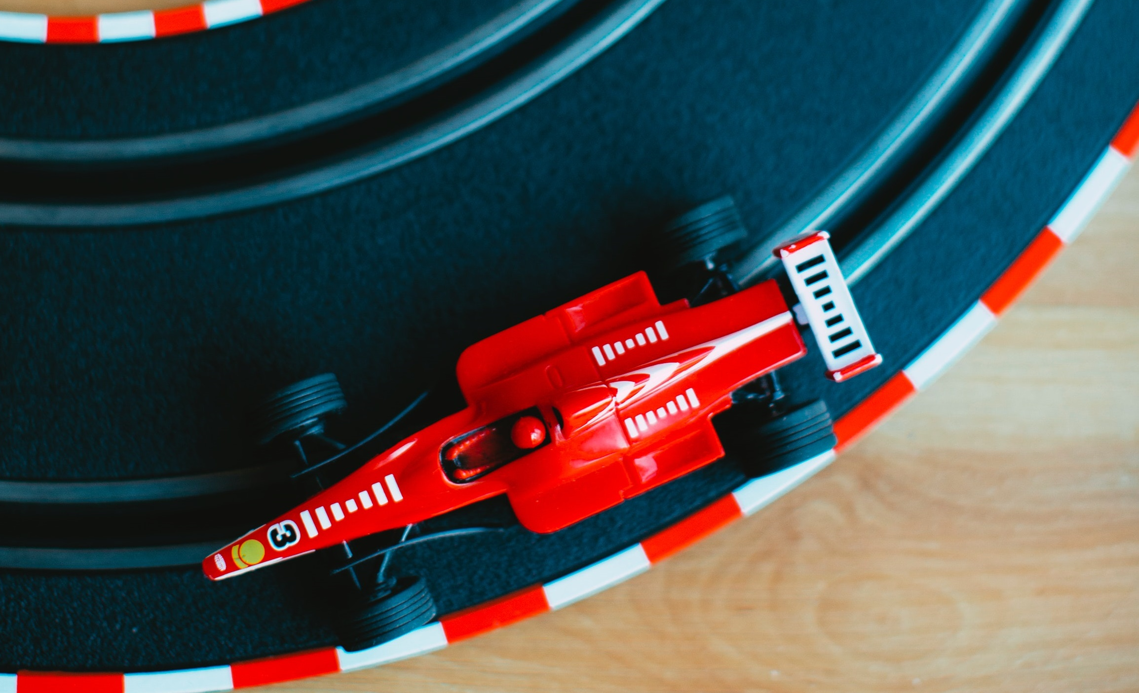 Svítící, super rychlá nebo dřevěná? Vybíráme autodráhy