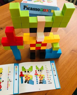 Magnetické kostky od PicassoTiles 🤩 DOPORUČUJEME! 👍 V balení je knížka s 54 předlohami, podle kterých děti mohou postavit...