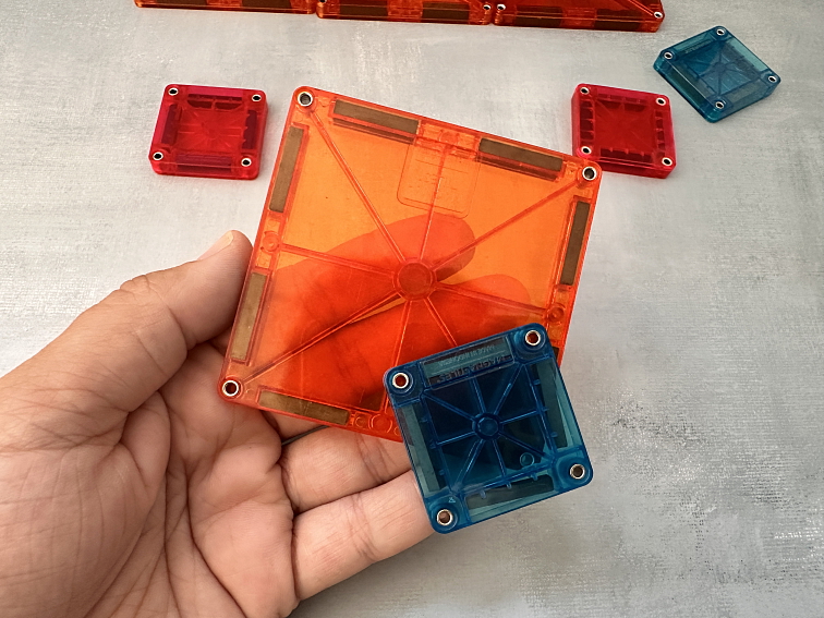 Představujeme novinku microMAGS od Magna Tiles