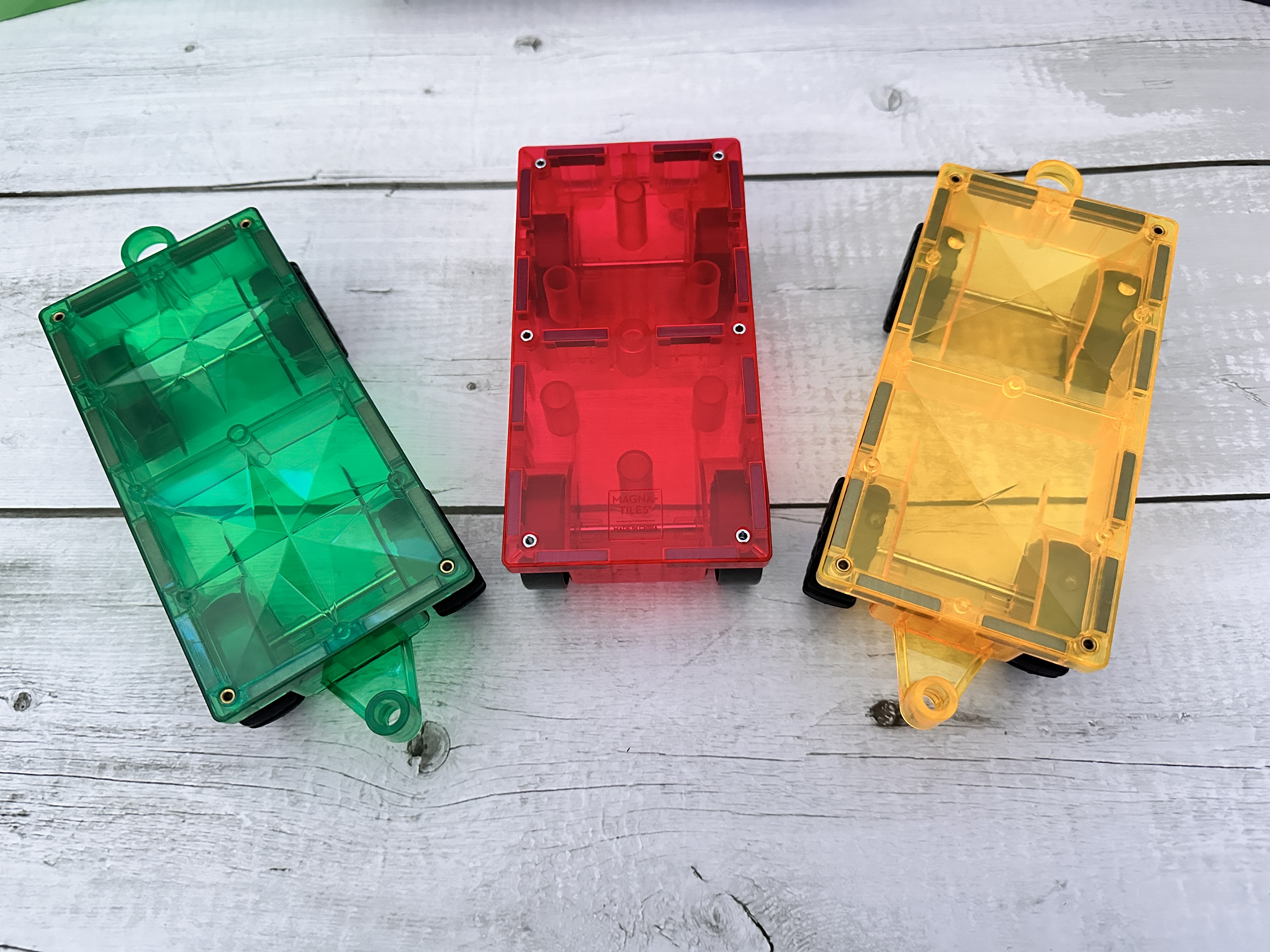 Zleva: zelený Coblo, červený Magna Tiles, žlutá Connetix