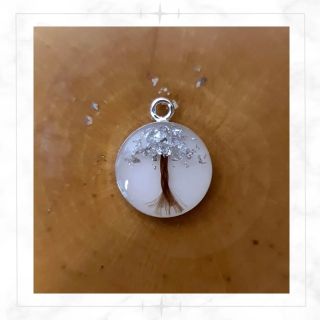 Přívěsek z mateřského mléka a vlásků 🩷 Po vytvrdnutí z něho bude náhrdelník. Chcete mít památku na první vlásky Vašeho...