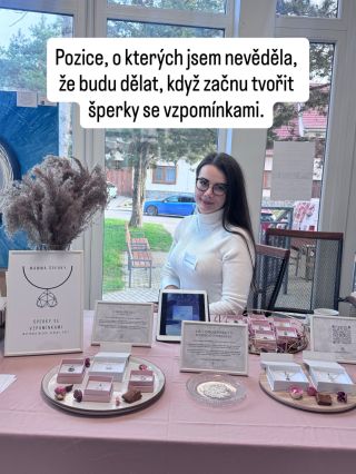 Chemikářka: Mateřské mléko je nutné nejdříve zakonzervovat, usušit a poté vložit do šperku. 💍 Detektivka: Balíčky si...