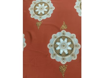 zlaté ornamenty v kruhu na vínové světlé