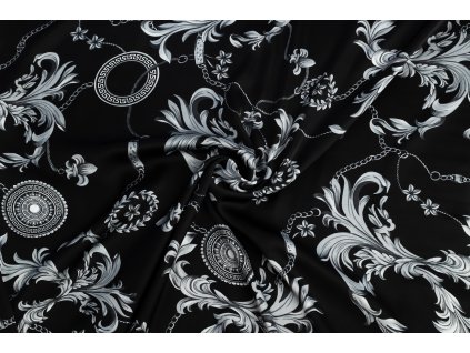 umele hedvabi silky stribrne retezy a ornamenty na cerne
