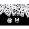 Plastové korálky s písmeny kostka 6 mm (Balení 1 sáček, Varianta 1 mix černobílý)