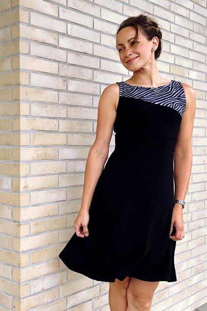 Adaptivní šaty Amalie Black zebra (Velikost L)