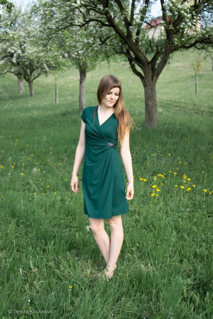 Elegantní kojicí šaty Jsem máma, lahvově zelené, v přírodě