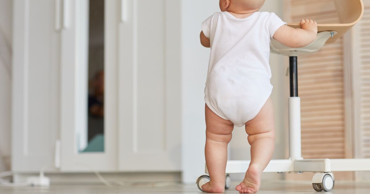 Kdy začne dítě chodit? Jak dlouho to trvá od stání k prvním krůčkům