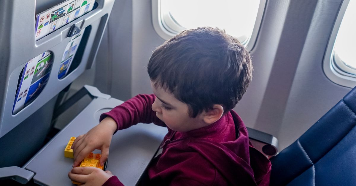 15 tipů, jak zabavit tříleté dítě v letadle: aktivity i hry, co zabaví