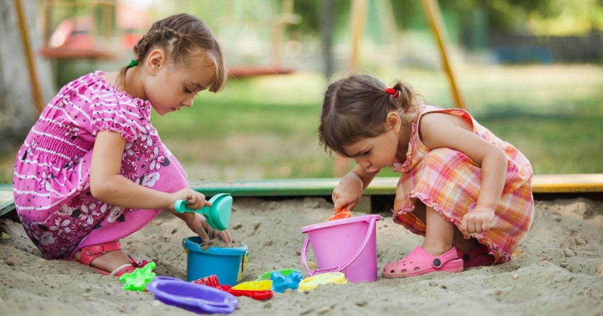 Moje dítě nechce půjčovat hračky: Jak naučit děti sdílet a nezbláznit se u toho
