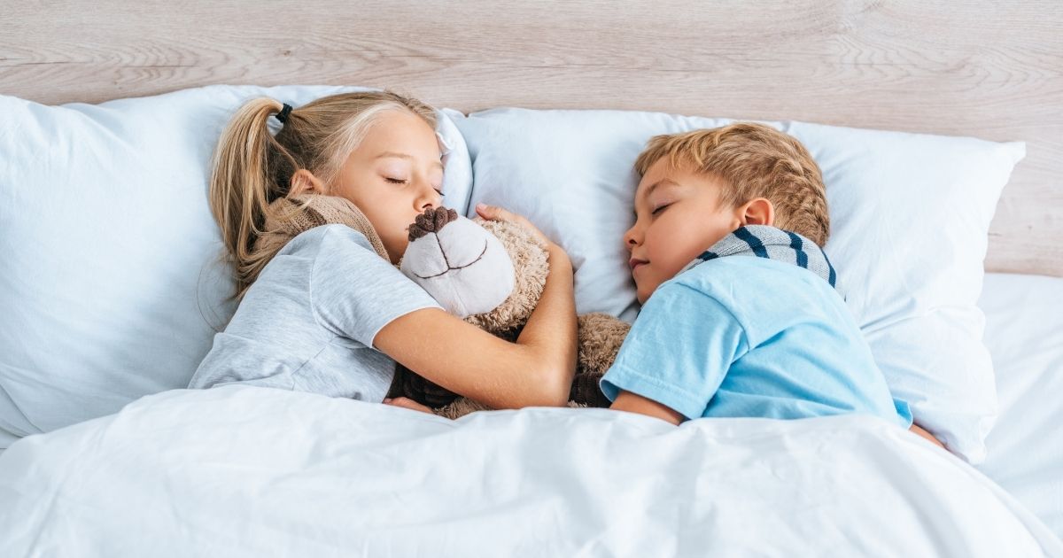 Večerní rituál s mamolínou: 15 minut, které změní usínání