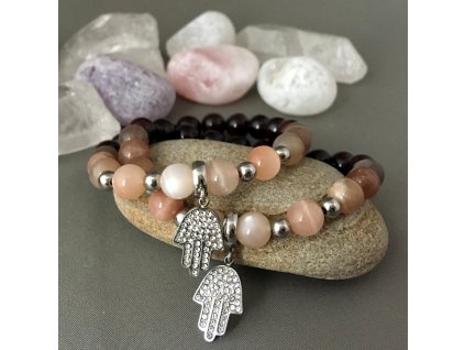 Náramek z minerálů MATEŘSTVÍ - granát, měsíční kámen, hamsa, chirurgická ocel