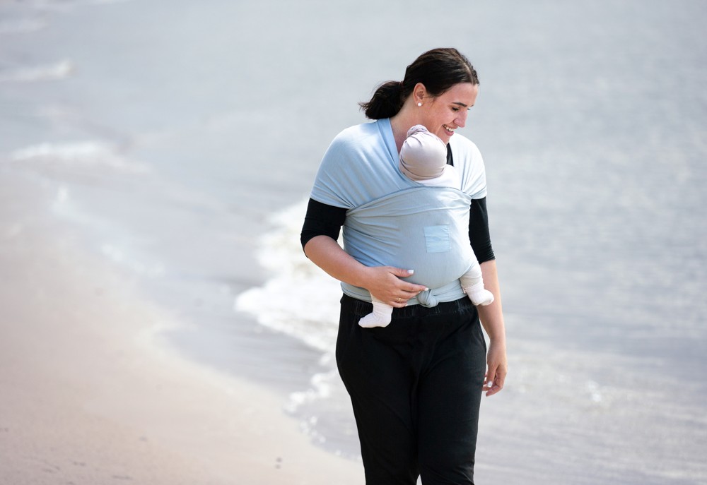 Jak nosit novorozence v šátku: jednoduchý návod pro první týdny s miminkem