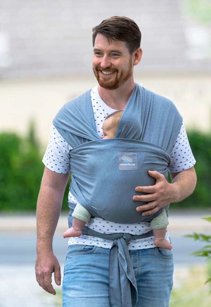 Rodič s dítětem v elastickém šátku manduca Sling při běžném dni
